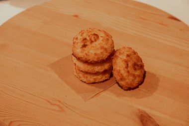 Şekerleme - natürmort. Kurabiyeler, fırın ürünleri, mandalinalar, yumurtalar. Tatlı ve tatlı pişiriyorum. Şeker ve kafe. Çöreğe kahve ya da çay. Yiyeceklerle yaşam