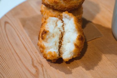 Şekerleme - natürmort. Kurabiyeler, fırın ürünleri, mandalinalar, yumurtalar. Tatlı ve tatlı pişiriyorum. Şeker ve kafe. Çöreğe kahve ya da çay. Yiyeceklerle yaşam