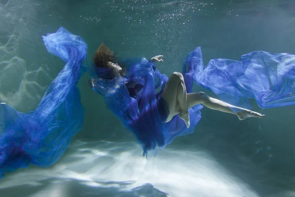 Όμορφο Κορίτσι Μπλε Φόρεμα Κολυμπάει Κάτω Από Νερό Στην Πισίνα — Φωτογραφία Αρχείου