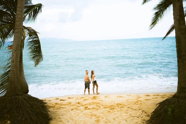 Schöne Kerle Und Mädchen Laufen Und Genießen Strand Auf Dem — Stockfoto
