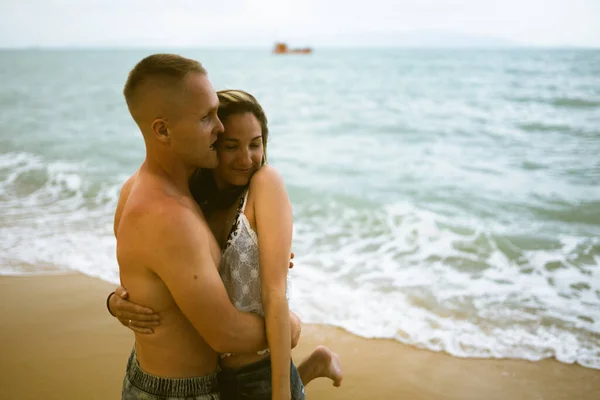 Mooie Jongen Meisje Rennen Genieten Het Strand Oceaan Zee Huwelijksreis — Stockfoto