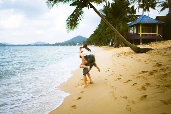 美しい男と女の子が走り 海や海のビーチでお楽しみください 夫と妻の熱帯の新婚旅行 熱い国のロマンス 砂の中に飲み込み 幸せになると愛にあります 恋人たち — ストック写真