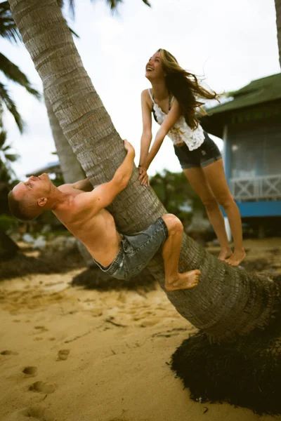 Beau Gars Fille Courir Profiter Sur Plage Sur Océan Mer — Photo