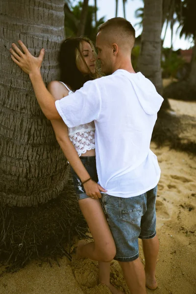 Beau Gars Fille Courir Profiter Sur Plage Sur Océan Mer — Photo