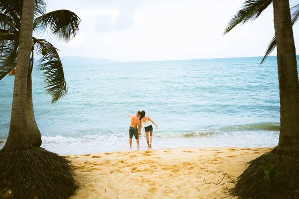 Beautiful Guy Girl Run Enjoy Beach Ocean Sea Honeymoon Tropics — Stock Photo, Image