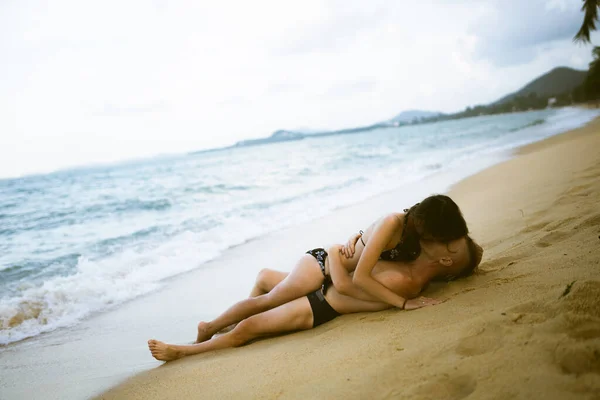 아름다운 남녀가 헤엄을 바다나 바다의 해변에서 즐긴다 아내가 지방의 뜨거운 — 스톡 사진