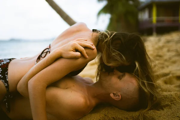 美丽的男人和女孩在海滩上跑着 享受着大海的乐趣 蜜月在热带的丈夫和妻子 在炎热的国家浪漫 沉溺在沙子里 快乐地恋爱吧 — 图库照片