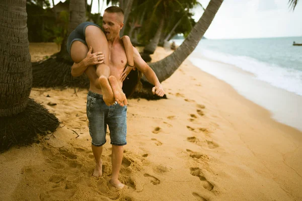 Mooie Jongen Meisje Rennen Genieten Het Strand Oceaan Zee Huwelijksreis — Stockfoto