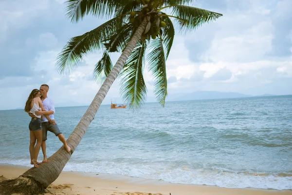 Mooie Jongen Meisje Rennen Genieten Het Strand Oceaan Zee Huwelijksreis — Stockfoto