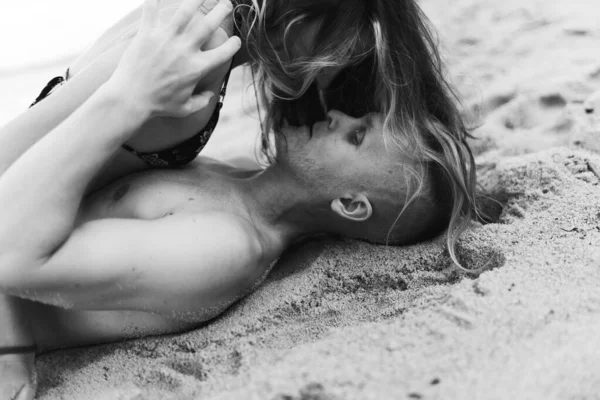 Парень Девушка Бегают Наслаждаются Пляже Берегу Океана Моря Медовый Месяц — стоковое фото