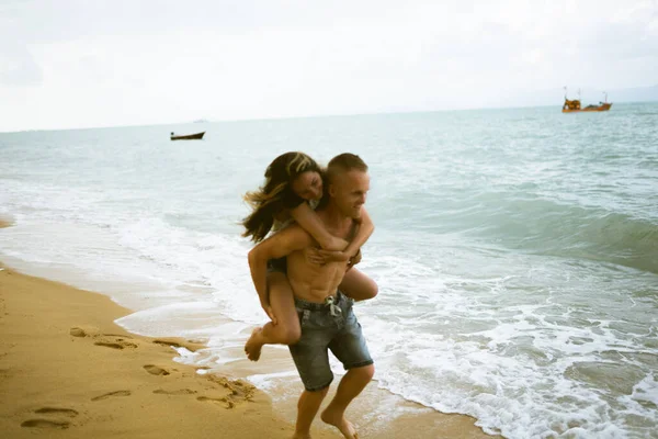 Piękny Facet Dziewczyna Biegać Cieszyć Się Plaży Oceanie Lub Morzu — Zdjęcie stockowe