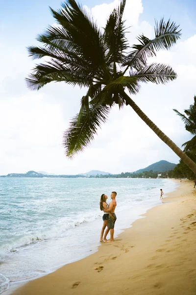 Όμορφος Άντρας Και Κορίτσι Τρέχουν Και Απολαύσουν Στην Παραλία Στον — Φωτογραφία Αρχείου