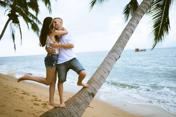 美しい男と女の子が走り 海や海のビーチでお楽しみください 夫と妻の熱帯の新婚旅行 熱い国のロマンス 砂の中に飲み込み 幸せになると愛にあります 恋人たち — ストック写真