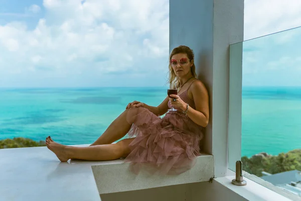 Piękna Kobieta Relaksuje Się Bogatej Willi Basenem Luksusowym Widokiem Morze — Zdjęcie stockowe