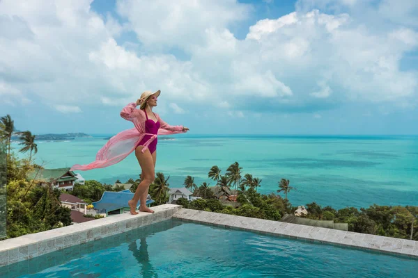 Uma Mulher Bonita Está Relaxando Uma Vila Rica Com Uma — Fotografia de Stock