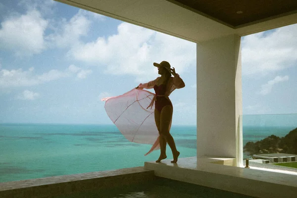 Uma Mulher Bonita Está Relaxando Uma Vila Rica Com Uma — Fotografia de Stock