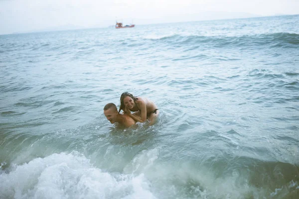 Парень Девушка Бегают Наслаждаются Пляже Берегу Океана Моря Медовый Месяц — стоковое фото