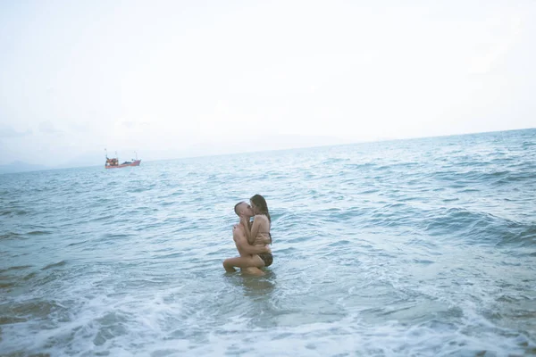 Mooie Jongen Meisje Rennen Genieten Het Strand Oceaan Zee Huwelijksreis — Stockfoto