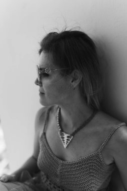 Güzel bir kadın, deniz manzarası ve palmiye ağaçları olan zengin bir villada dinleniyor. Yüz portreleri. İyi tatiller. Egzotik ve tropik bir kızla.