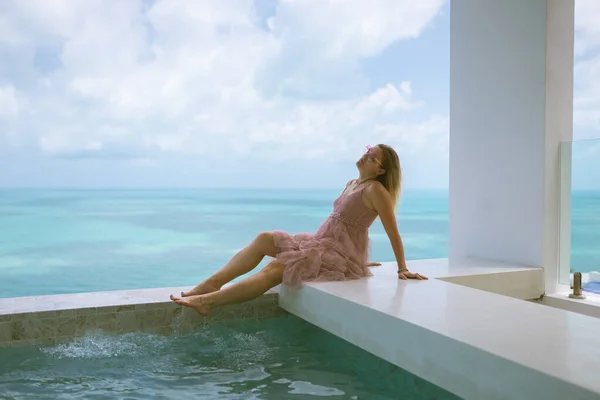 Krásná Žena Odpočívá Bohaté Vile Bazénem Luxusním Výhledem Moře Palmy — Stock fotografie
