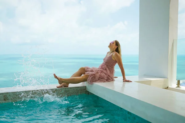 Eine Schöne Frau Entspannt Sich Einer Reichen Villa Mit Pool — Stockfoto