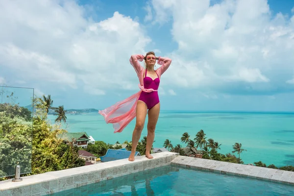 Eine Schöne Frau Entspannt Sich Einer Reichen Villa Mit Pool — Stockfoto
