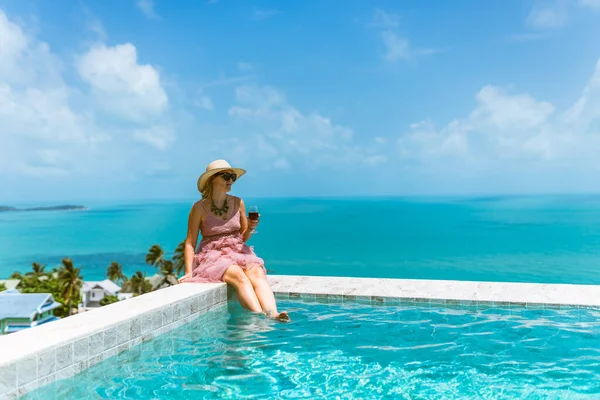 Una Bella Donna Rilassa Una Ricca Villa Con Piscina Con — Foto Stock