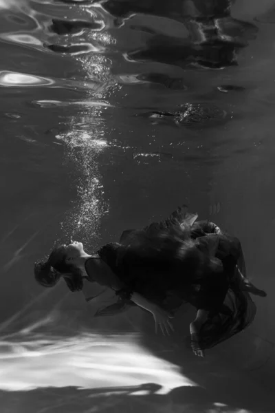 Mooi Meisje Onder Water Een Rode Jurk Zwemt Het Zwembad — Stockfoto