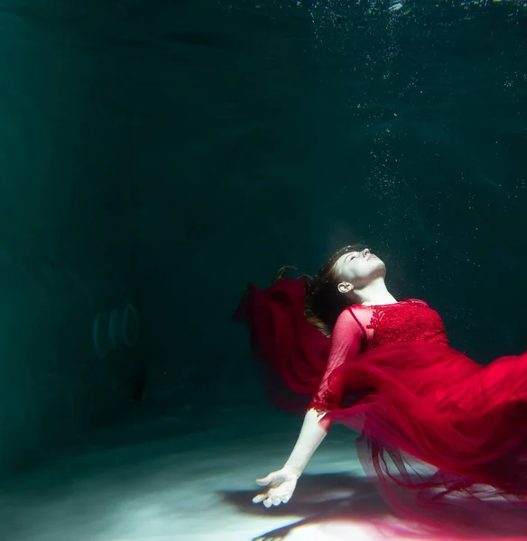 Kırmızı Elbiseli Güzel Bir Kız Havuzda Yüzüyor Şefkat Zarafet Baloncuklar — Stok fotoğraf