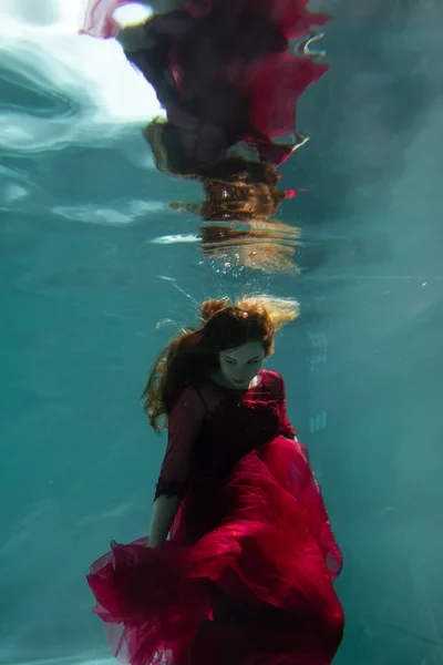 Belle Fille Sous Eau Dans Une Robe Rouge Nage Dans — Photo