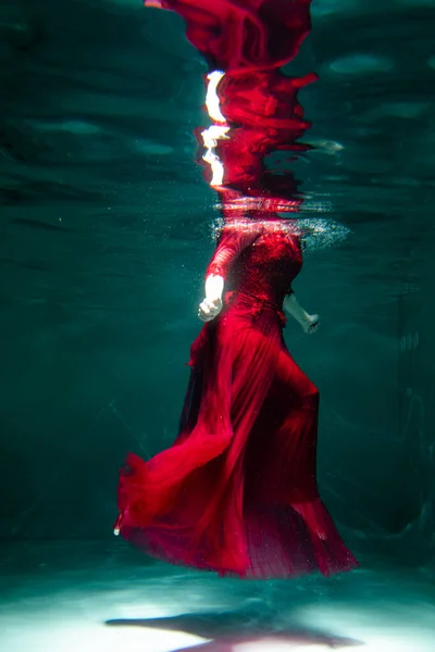Belle Fille Sous Eau Dans Une Robe Rouge Nage Dans — Photo
