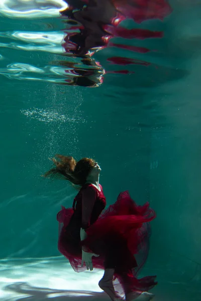 Krásná Dívka Pod Vodou Červených Šatech Plave Bazénu Něžnost Elegance — Stock fotografie