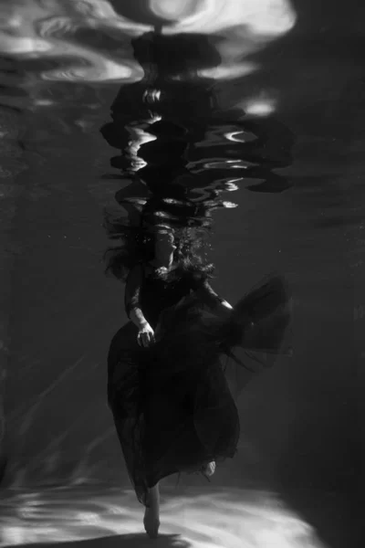 Mooi Meisje Onder Water Een Rode Jurk Zwemt Het Zwembad — Stockfoto