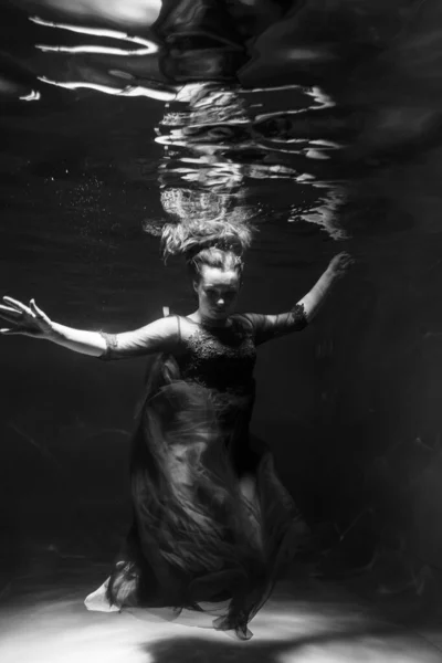 Menina Bonita Debaixo Água Vestido Vermelho Nada Piscina Ternura Elegância — Fotografia de Stock