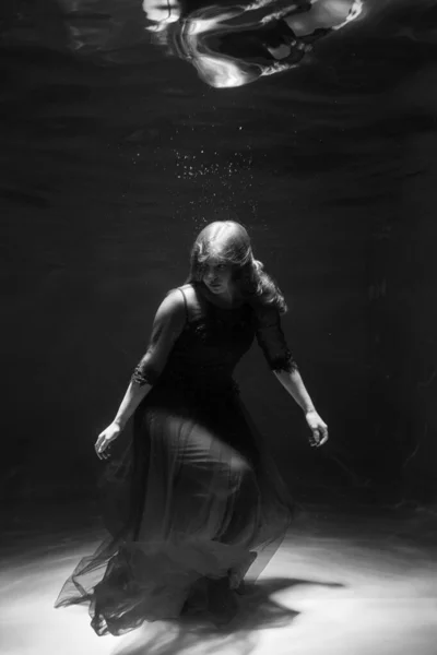Όμορφη Κοπέλα Κάτω Από Νερό Κόκκινο Φόρεμα Κολυμπάει Στην Πισίνα — Φωτογραφία Αρχείου