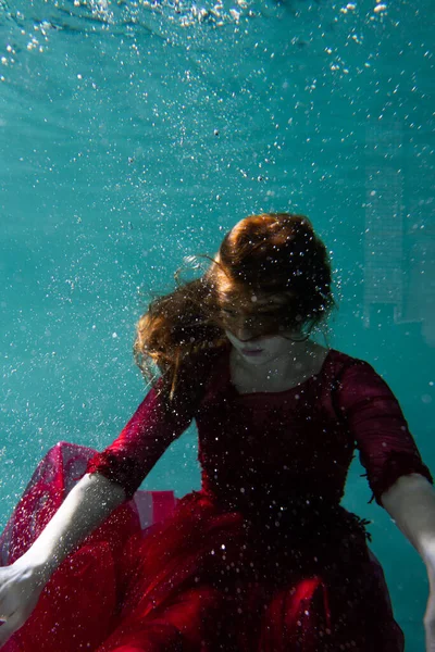 Bella Ragazza Sott Acqua Abito Rosso Nuota Piscina Tenerezza Eleganza — Foto Stock