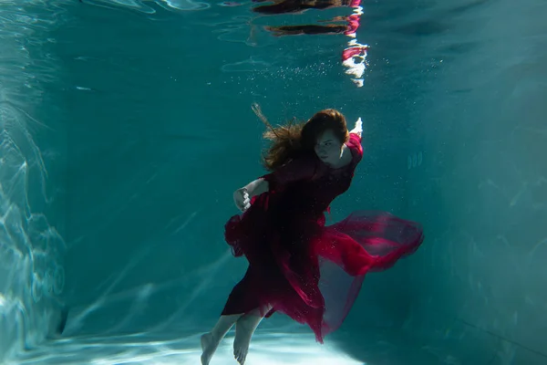 Bella Ragazza Sott Acqua Abito Rosso Nuota Piscina Tenerezza Eleganza — Foto Stock