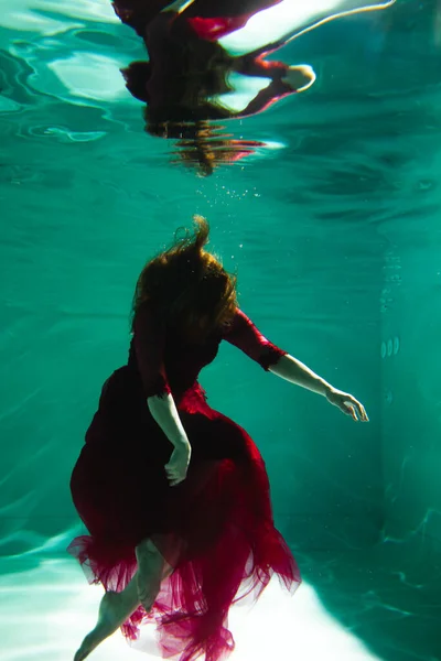 Menina Bonita Debaixo Água Vestido Vermelho Nada Piscina Ternura Elegância — Fotografia de Stock