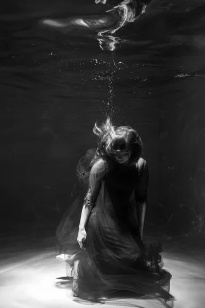 Красивая Девушка Водой Красном Платье Плавает Бассейне Нежность Элегантность Пузырьки — стоковое фото