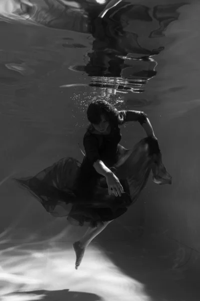 Красива Дівчина Під Водою Червоній Сукні Плаває Басейні Ніжність Елегантність — стокове фото