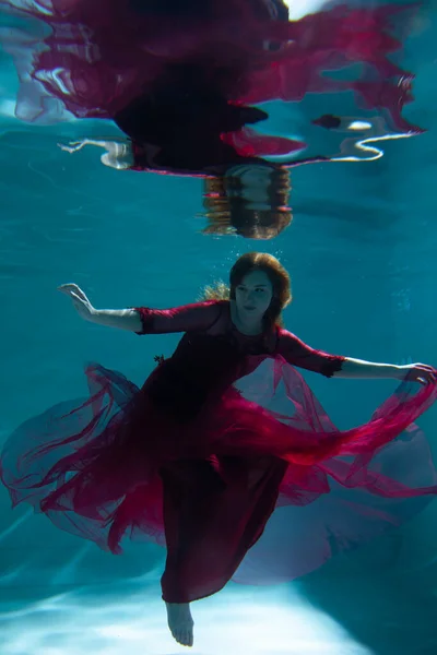 Krásná Dívka Pod Vodou Červených Šatech Plave Bazénu Něžnost Elegance Stock Fotografie