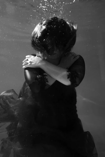 Красива Дівчина Під Водою Червоній Сукні Плаває Басейні Ніжність Елегантність — стокове фото
