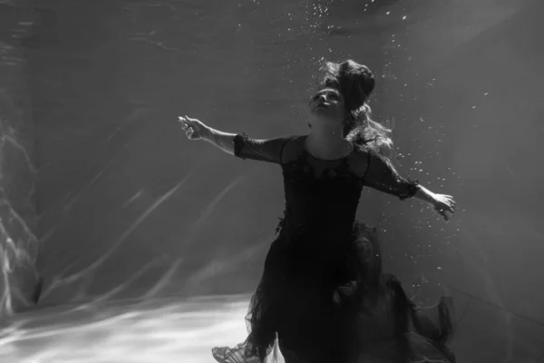 Gadis Cantik Bawah Air Dengan Gaun Merah Berenang Kolam Renang — Stok Foto
