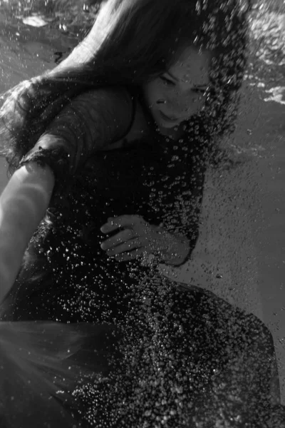 Красивая Девушка Водой Красном Платье Плавает Бассейне Нежность Элегантность Пузырьки — стоковое фото