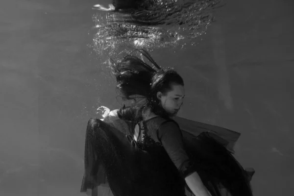 Krásná Dívka Pod Vodou Červených Šatech Plave Bazénu Něžnost Elegance — Stock fotografie