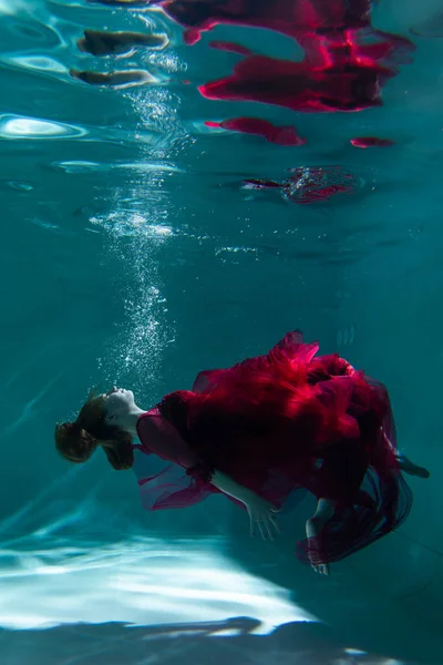 Menina Bonita Debaixo Água Vestido Vermelho Nada Piscina Ternura Elegância — Fotografia de Stock