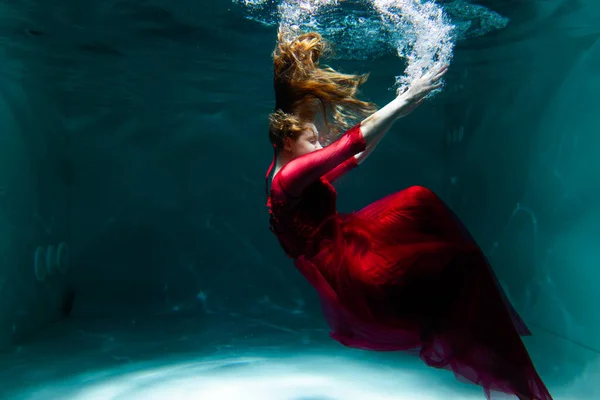 Krásná Dívka Pod Vodou Červených Šatech Plave Bazénu Něžnost Elegance Royalty Free Stock Obrázky