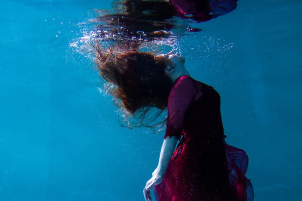 Krásná Dívka Pod Vodou Červených Šatech Plave Bazénu Něžnost Elegance Stock Obrázky