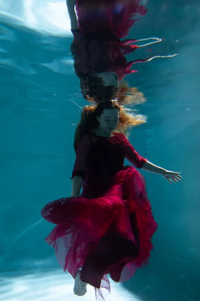 Krásná Dívka Pod Vodou Červených Šatech Plave Bazénu Něžnost Elegance Stock Fotografie