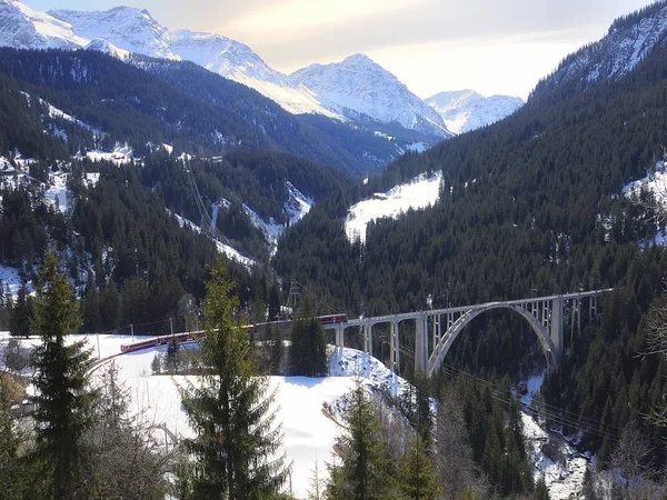 Berge und Brücken — Stockfoto